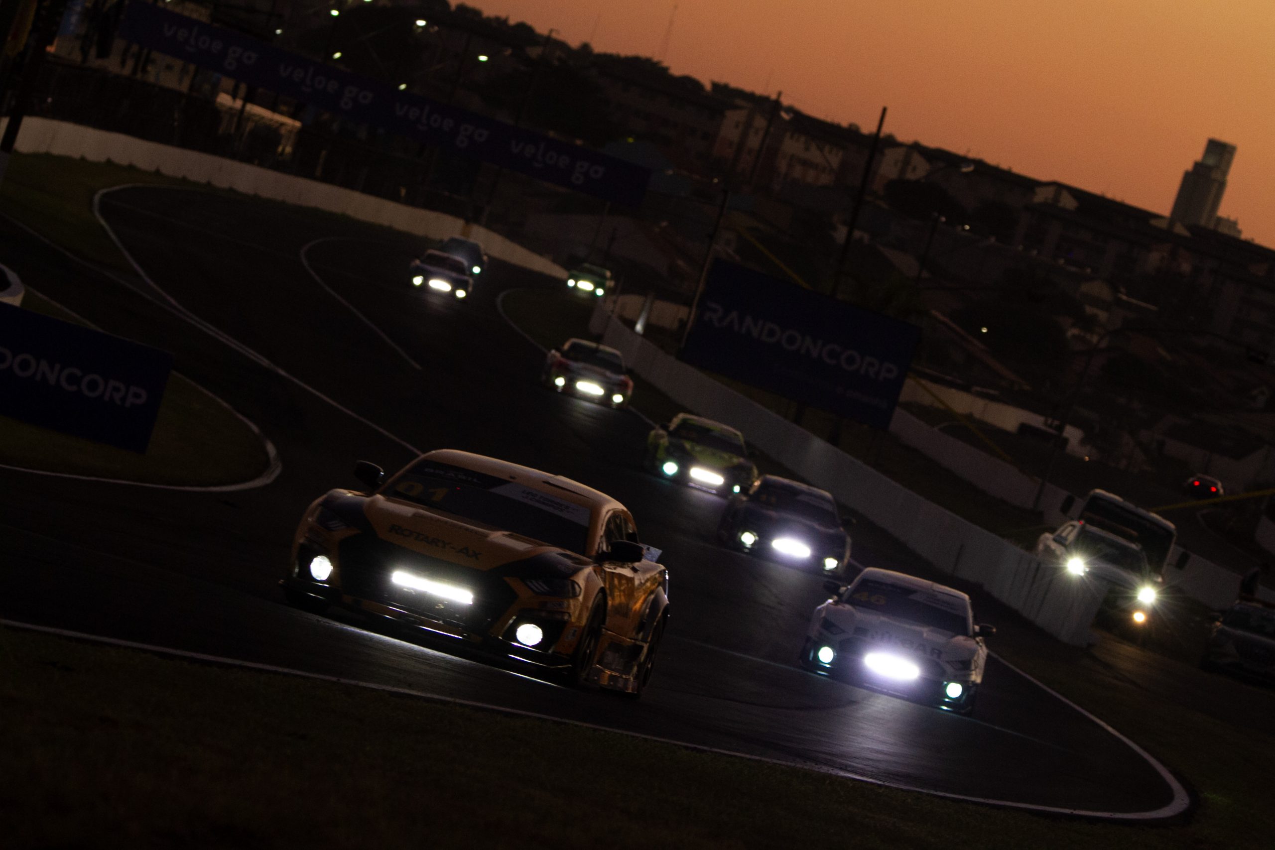 A tradicional Corrida Noturna da NASCAR Brasil é destaque na agenda do próximo sábado no autódromo de Londrina