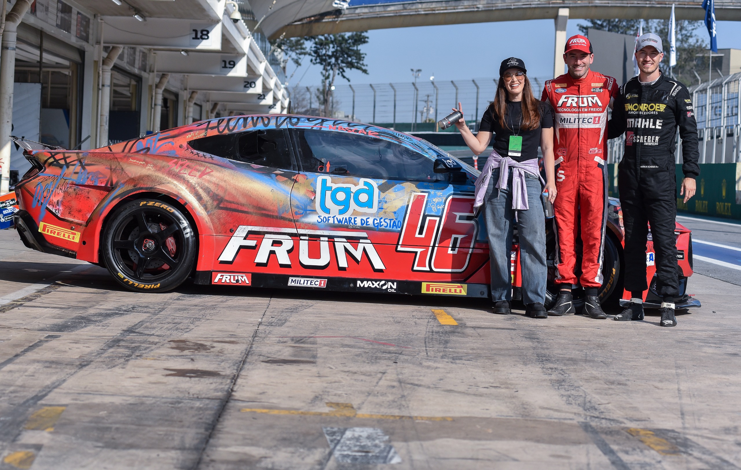 Singus Competition, equipe da NASCAR Brasil, traz Jaque Carvalho para imprimir arte única no carro do piloto Vitor Genz e Arthur Scherer